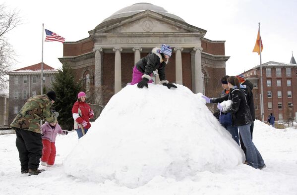 صورة داخل جامعة سيراكيوز، نيويورك، تظهر طفلة من على كرة ثلجية ضخمة، خلال فعاليات مهرجان الجامعة الشتوي. صورة داخل جامعة سيراكيوز، نيويورك، تظهر طفلة من على كرة ثلجية ضخمة، خلال فعاليات مهرجان الجامعة الشتوي. - سبوتنيك عربي