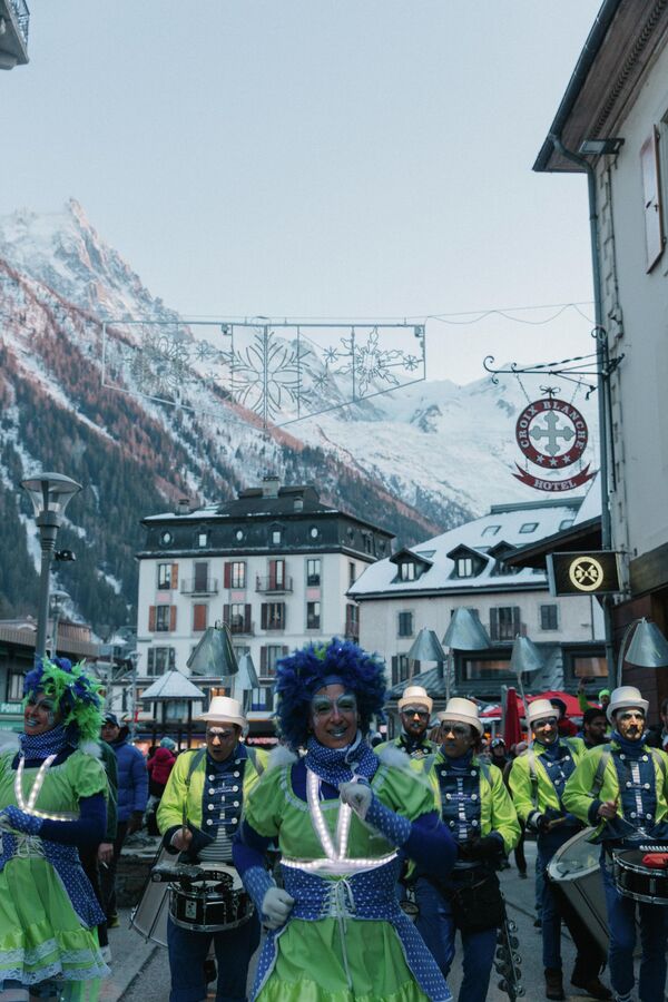 صورة تظهر الراقصين والموسيقيين خلال تساقط الثلج في شوارع "شامونيه"، فرنسا. صورة تظهر الراقصين والموسيقيين خلال تساقط الثلج في شوارع "شامونيه"، فرنسا. - سبوتنيك عربي