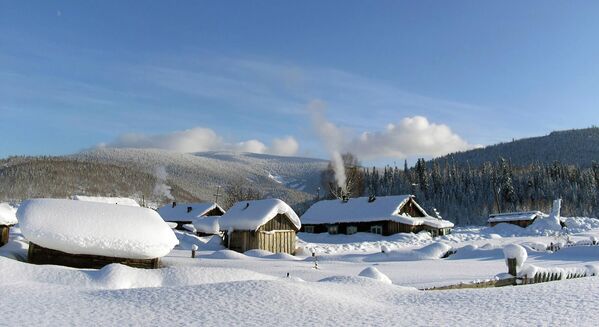 قرية تيبا، منطقة "كيميروفو"، روسيا، حيث عمق الثلج وصل إلى متر واحد و80 سنتيمترا. قرية تيبا، منطقة "كيميروفو"، روسيا، حيث عمق الثلج وصل إلى متر واحد و80 سنتيمترا. - سبوتنيك عربي