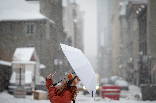 صورة تظهر فتاة وهي واقفة تحت مظلة أثناء تساقط الثلوج، وتقوم بالتقاط صورة، في مونتريال، كندا. صورة تظهر فتاة وهي واقفة تحت مظلة أثناء تساقط الثلوج، وتقوم بالتقاط صورة، في مونتريال، كندا. - سبوتنيك عربي