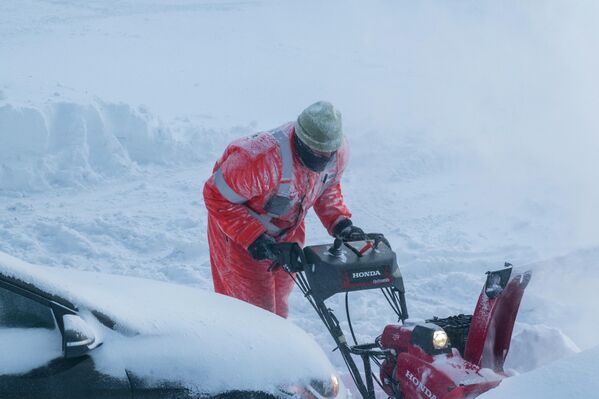 يظهر في الصورة أحد الأشخاص وهو يقوم بإزالة الثلوج، عبر آلة بعد عاصفة ثلجية في نيوفاوندلاند ولابرادور، كندا. يظهر في الصورة أحد الأشخاص وهو يقوم بإزالة الثلوج، عبر آلة بعد عاصفة ثلجية في نيوفاوندلاند ولابرادور، كندا. - سبوتنيك عربي