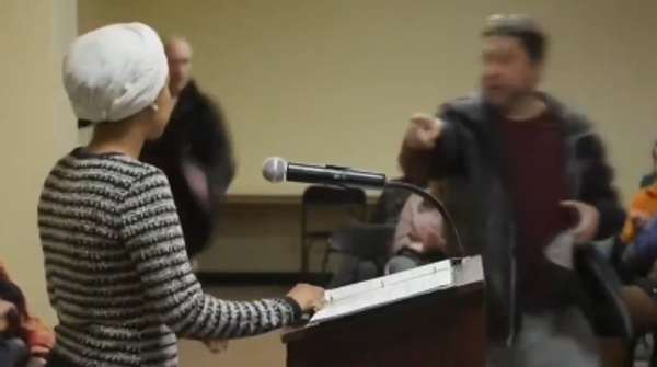 لحظة مهاجمة إلهان عمر بمادة مجهولة خلال خطاب لها - سبوتنيك عربي