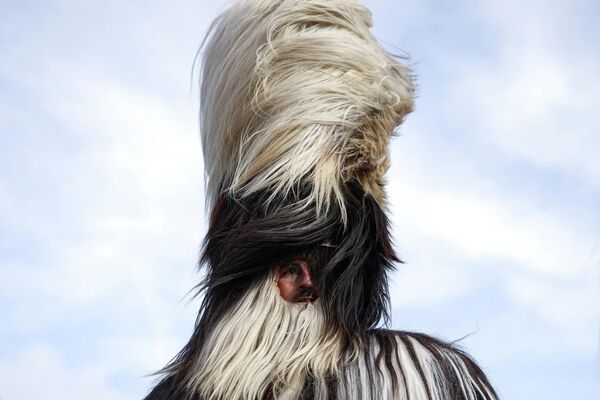 صورة لأحد الأشخاص يرتدي زيًا تنكريًا، يشارك في المهرجان الدولي لألعاب التنكر في بيرنيك، بلغاريا. صورة لأحد الأشخاص يرتدي زيًا تنكريًا، يشارك في المهرجان الدولي لألعاب التنكر في بيرنيك، بلغاريا. - سبوتنيك عربي