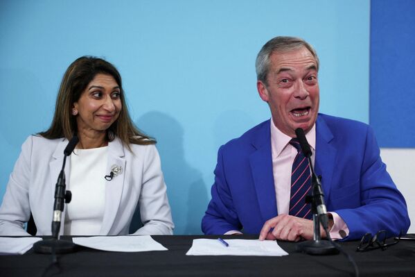 تظهر في الصورة ردة فعل، زعيم حزب الإصلاح البريطاني، نايجل فاراج، خلال مؤتمر صحفي مع وزيرة الداخلية البريطانية السابقة سويلا برافرمان، التي أعلنت اليوم انضمامها إلى حزب الإصلاح البريطاني بعد انشقاقها عن حزب المحافظين، في لندن، بريطانيا. تظهر في الصورة ردة فعل، زعيم حزب الإصلاح البريطاني، نايجل فاراج، خلال مؤتمر صحفي مع وزيرة الداخلية البريطانية السابقة سويلا برافرمان، التي أعلنت اليوم انضمامها إلى حزب الإصلاح البريطاني بعد انشقاقها عن حزب المحافظين، في لندن، بريطانيا. - سبوتنيك عربي