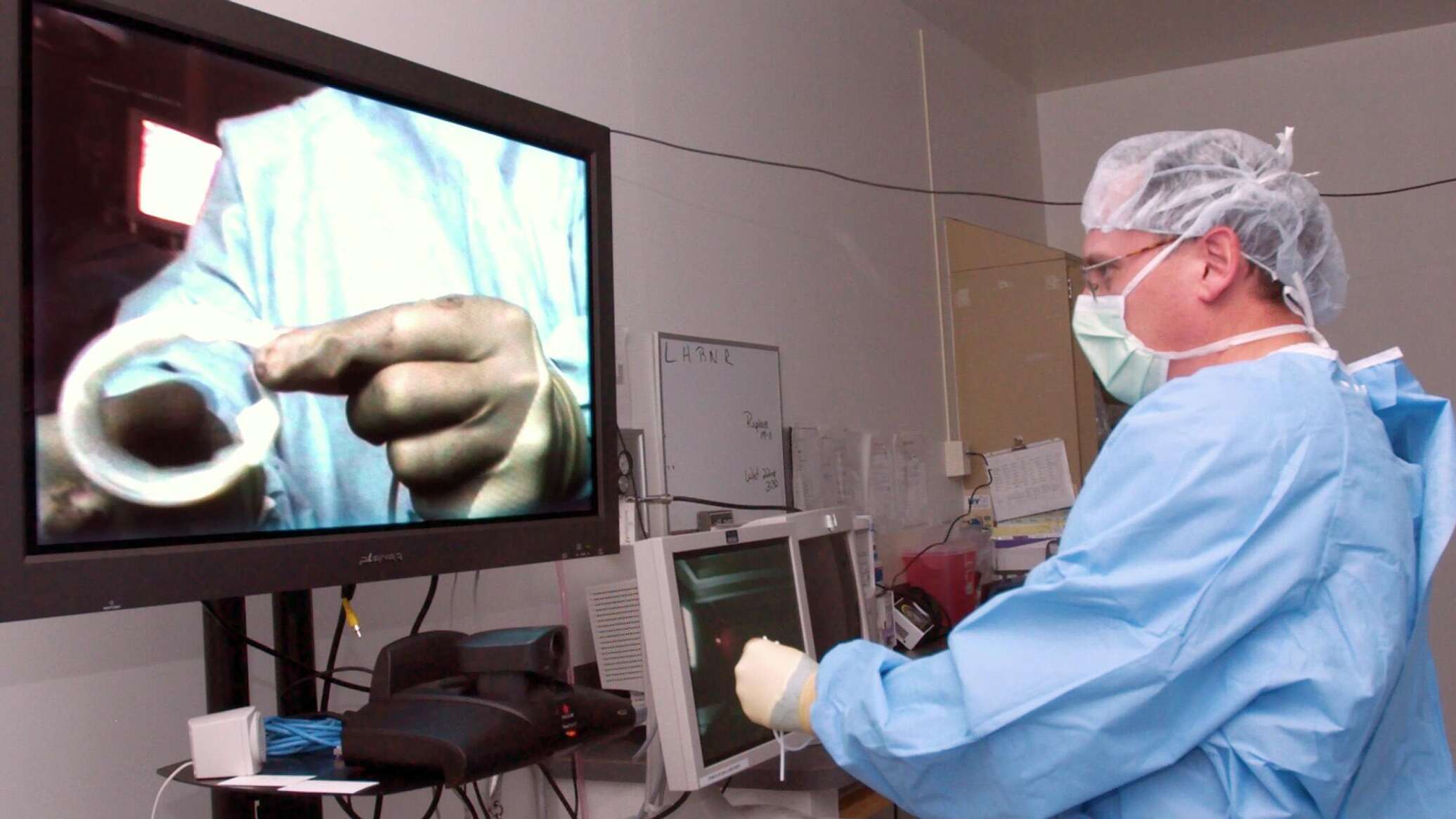 روبوتات تساعد الأطباء على إجراء جراحات من مسافة 2800 كلم