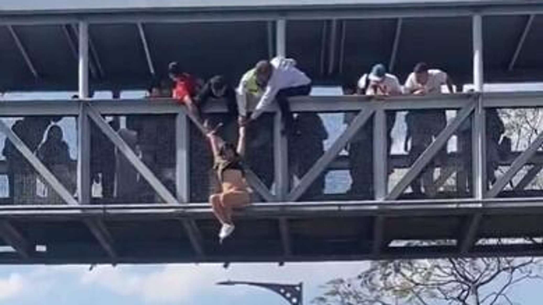 بمساعدة عدد من السكان...الشرطة المكسيكية تنقذ شابة حاولت الانتحار..فيديو