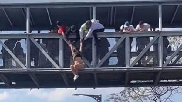 الشرطة المكسيكية تنقذ شابة حاولت الانتحار - سبوتنيك عربي