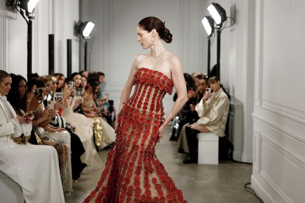 عارضة الأزياء كوكو روشا تقدم تصميمًا من إبداع المصممين فان هوي وستيفن دوان، ضمن عرض مجموعة الأزياء الراقية لربيع وصيف 2026 لدار أزياء فان هوي، في باريس، فرنسا، 29 يناير/كانون الثاني 2026. - سبوتنيك عربي