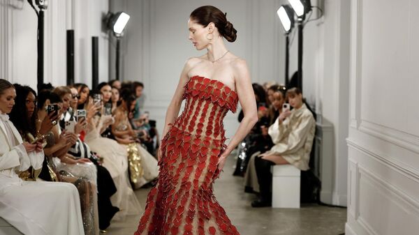 عارضة الأزياء كوكو روشا تقدم تصميمًا من إبداع المصممين فان هوي وستيفن دوان، ضمن عرض مجموعة الأزياء الراقية لربيع وصيف 2026 لدار أزياء فان هوي، في باريس، فرنسا، 29 يناير 2026. - سبوتنيك عربي