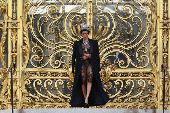 تغادر تايانا تايلور بعد عرض مجموعة أزياء شياباريلي الراقية لربيع وصيف 2026 في باريس، فرنسا، 26 يناير/كانون الثاني 2026. - سبوتنيك عربي