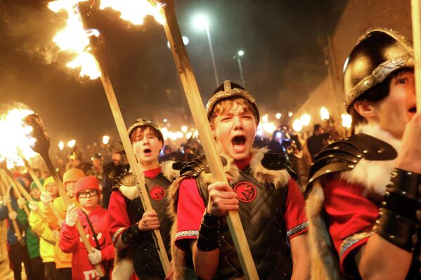 يشارك محاربو فرقة يارل من الفايكنج في موكب الصغار خلال مهرجان "أب هيلي آ"، أكبر مهرجان ناري في أوروبا احتفالاً بنهاية موسم عيد الميلاد، في ليرويك، جزر شتلاند، بريطانيا، 27 يناير/كانون الثاني 2026. - سبوتنيك عربي