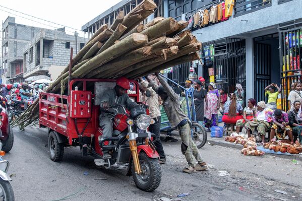 مركبة تنقل جذوع الأشجار في سوق بيريري، بعد عام من سيطرة متمردي حركة "23 مارس" على مدينة غوما، في مقاطعة كيفو الشمالية، جمهورية الكونغو الديمقراطية، 22 يناير/كانون الثاني 2026. - سبوتنيك عربي
