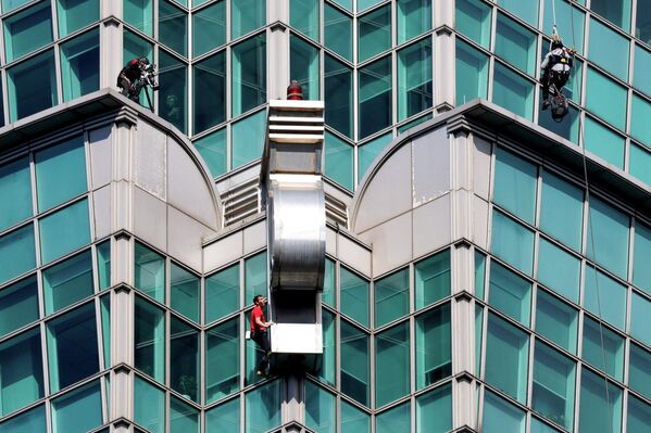 المتسلق أليكس هونولد يتسلق ناطحة سحاب تايبيه 101 في تايبيه، تايوان، 25 يناير/كانون الثاني 2026. - سبوتنيك عربي