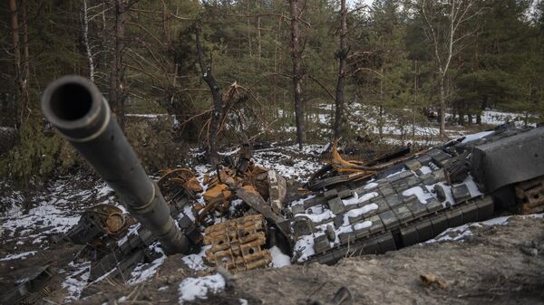 A destroyed tank of Ukrainian Armed Forces is seen outside the town of Severodonetsk, in Lugansk People's Republic. - سبوتنيك عربي