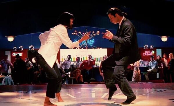 لقطة من فيلم "بالب فيكشن" (1994). الشخصيات ترقص حافية القدمين - سبوتنيك عربي