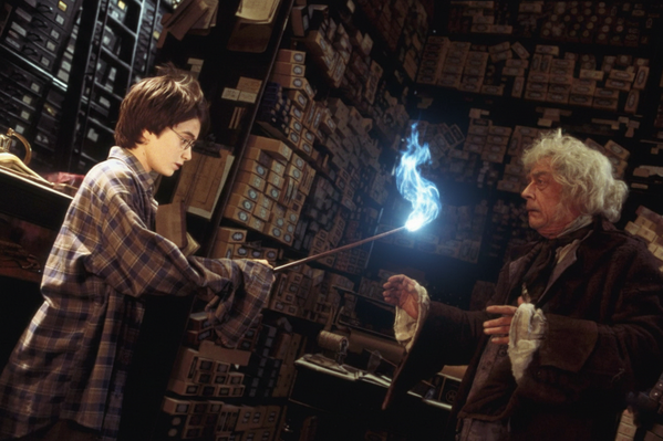 إنتاج الذكاء الاصطناعي لفيلم "هاري بوتر وحجر الفيلسوف". هاري يسحب لهبًا أزرق من عصاه السحرية - سبوتنيك عربي