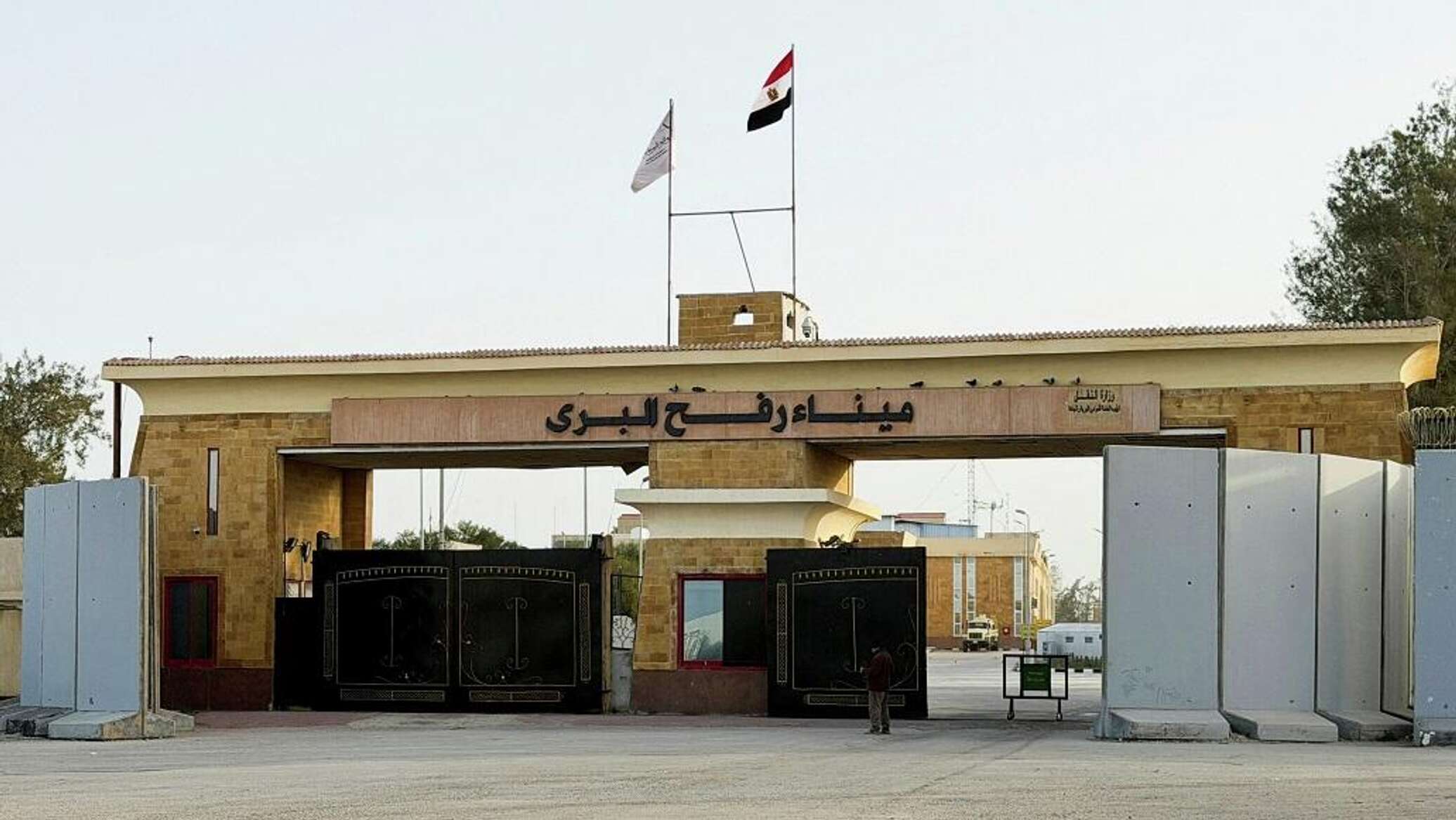 معبر رفح يفتح أبوابه بعد عام ونصف من الإغلاق.. هل يمهد لعبور المرحلة الثانية من اتفاق غزة؟