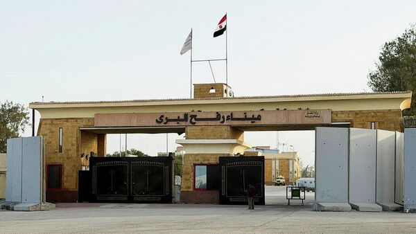 بوابة عند معبر رفح الحدودي بين مصر وقطاع غزة، في رفح، مصر، 27 يناير/ كانون الثاني 2026 - سبوتنيك عربي