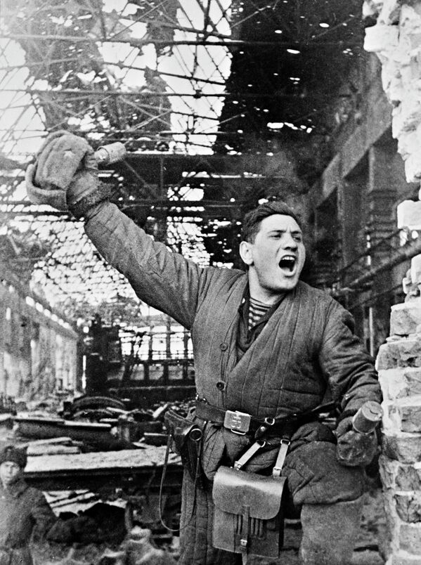 قائد فصيلة الرشاشات في فوج المشاة 241 من فرقة المشاة 95 في الجيش الأحمر، الرقيب بافل ياكوفليفيتش غولدبرغ، داخل أحد أقسام مصانع "باريكادي" المدمر، حلال معركة ستالينغراد (17 يوليو/ تموز 1942 – 2 فبراير/ شباط 1943) قائد فصيلة الرشاشات في فوج المشاة 241 من فرقة المشاة 95 في الجيش الأحمر، الرقيب بافل ياكوفليفيتش غولدبرغ، داخل أحد أقسام مصانع "باريكادي" المدمر، حلال معركة ستالينغراد (17 يوليو/ تموز 1942 – 2 فبراير/ شباط 1943) - سبوتنيك عربي