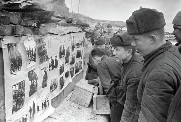 جنود سوفييت ينظرون إلى صور معلقة على جدار صحيفة جدارية لفرقة الحرس الـ39 على ضفاف نهر الـ"فولغا" في ستالينغراد، حيث خاضت فرقة المدفعية، بقيادة الجنرال ستيبان غورييف، معارك في جنوب غربي ستالينغراد، ثم في مدينة ستالينغراد ذاتها، بالقرب من مصانع الصلب "كراسني أوكتيابر" جنود سوفييت ينظرون إلى صور معلقة على جدار صحيفة جدارية لفرقة الحرس الـ39 على ضفاف نهر الـ"فولغا" في ستالينغراد، حيث خاضت فرقة المدفعية، بقيادة الجنرال ستيبان غورييف، معارك في جنوب غربي ستالينغراد، ثم في مدينة ستالينغراد ذاتها، بالقرب من مصانع الصلب "كراسني أوكتيابر" - سبوتنيك عربي