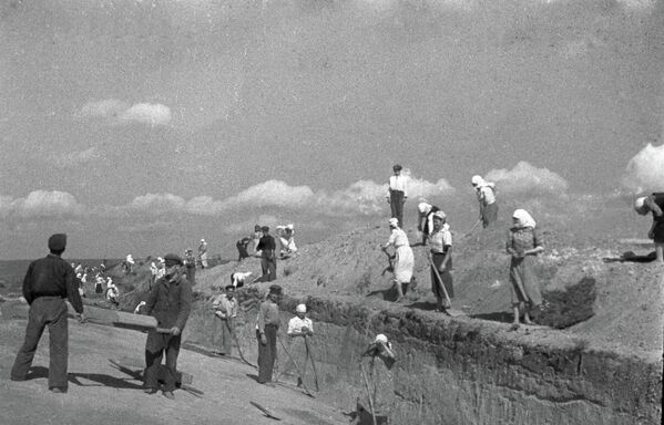 مدنيون أثناء بناء التحصينات الدفاعية بالقرب من ستالينغراد مدنيون أثناء بناء التحصينات الدفاعية بالقرب من ستالينغراد - سبوتنيك عربي