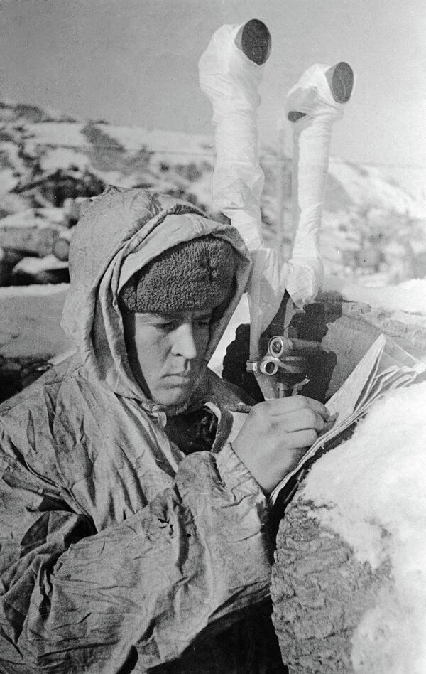 قائد مدفع الهاون الملازم أول غريغوري يروفيف، يقوم بإدخال بيانات في السجل قائد مدفع الهاون الملازم أول غريغوري يروفيف، يقوم بإدخال بيانات في السجل - سبوتنيك عربي