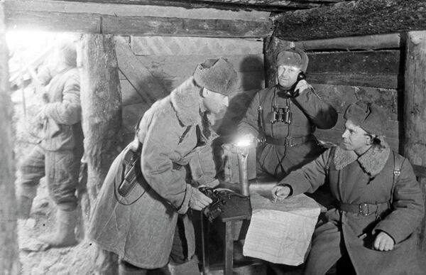 قيادة فرقة مدفعية الحرس 284 في ملجأ، بقيادة العقيد نيكولاي باتيوك قيادة فرقة مدفعية الحرس 284 في ملجأ، بقيادة العقيد نيكولاي باتيوك - سبوتنيك عربي