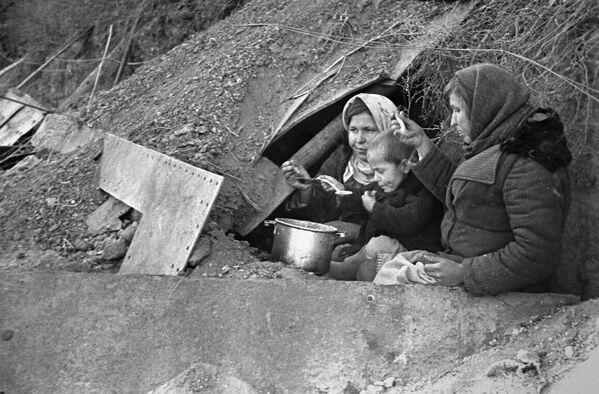 سكان ستالينغراد المشردون عند مدخل ملجأ تم تحويله إلى مساكن، خلال الحرب الوطنية العظمى 1941-1945 سكان ستالينغراد المشردون عند مدخل ملجأ تم تحويله إلى مساكن، خلال الحرب الوطنية العظمى 1941-1945 - سبوتنيك عربي