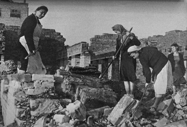 إعادة بناء ستالينغراد بعد أشهر عدة من انتهاء المعركة، حيث تقوم النساء في شوارع المدينة المدمرة، بإزالة أنقاض المباني السكنية إعادة بناء ستالينغراد بعد أشهر عدة من انتهاء المعركة، حيث تقوم النساء في شوارع المدينة المدمرة، بإزالة أنقاض المباني السكنية - سبوتنيك عربي