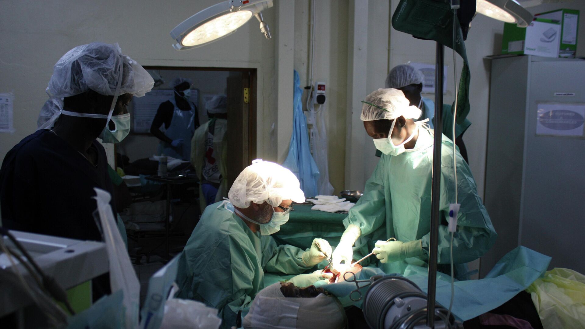 أطباء أثناء إجراء عملية جراحية - سبوتنيك عربي, 1920, 02.02.2026