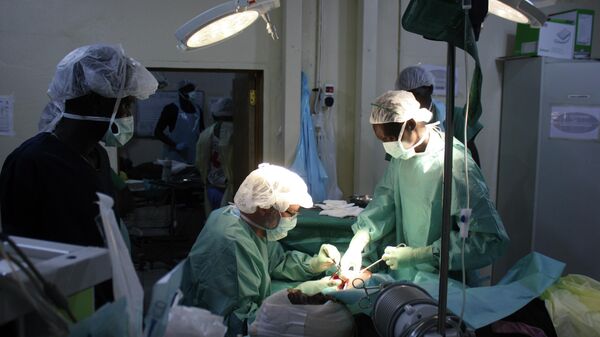 أطباء أثناء إجراء عملية جراحية - سبوتنيك عربي