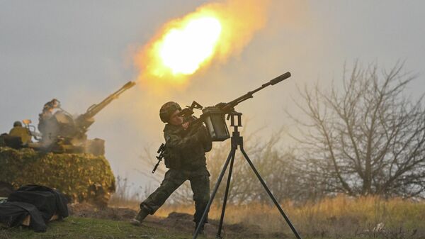 جندي من قوات الغرب يستخدم مدفع زو-23 الروسي المضاد للطائرات - سبوتنيك عربي