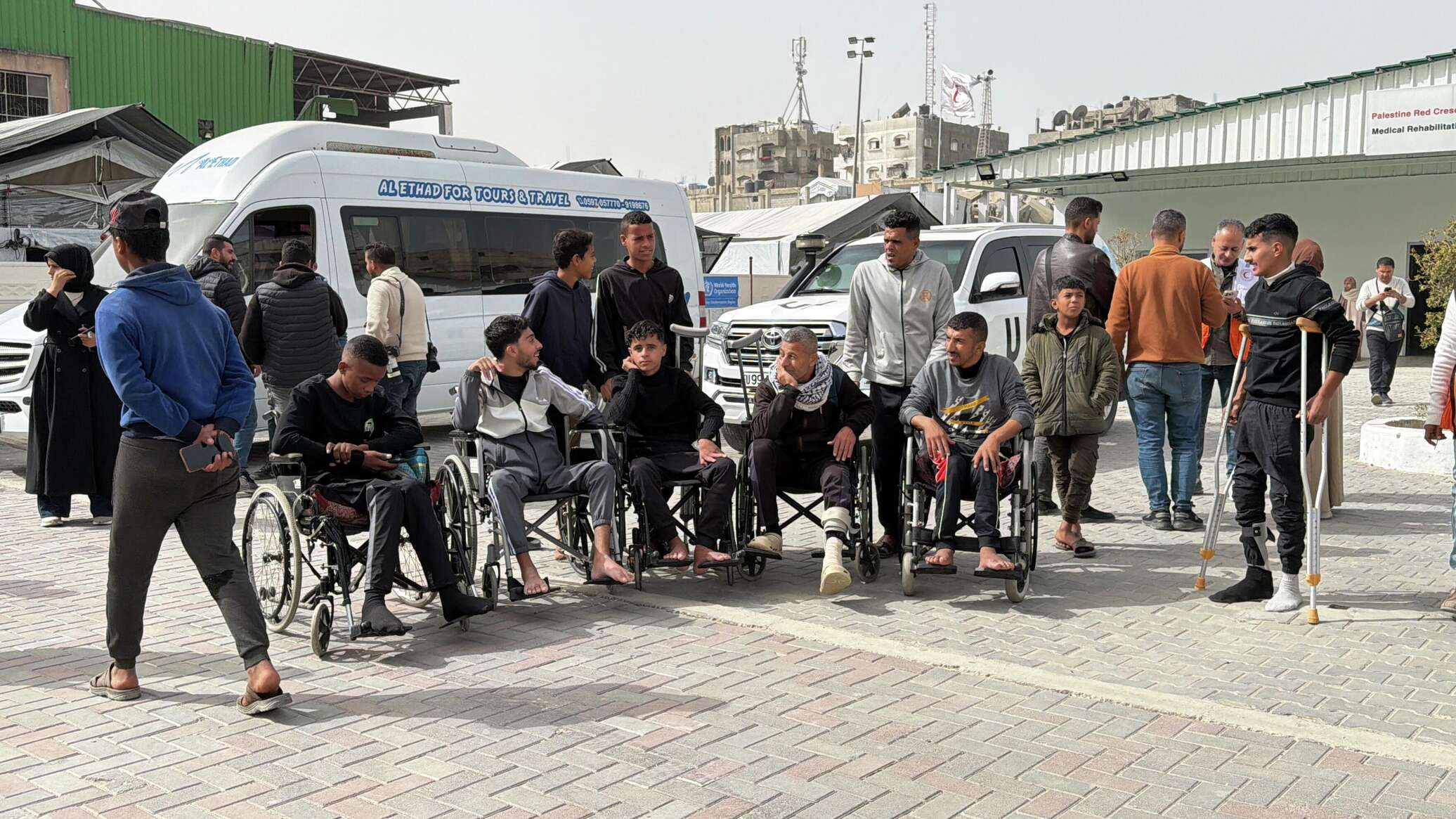 فتح معبر رفح أمام الحالات الإنسانية والمواطنين بقيود إسرائيلية مشددة... فيديو وصور