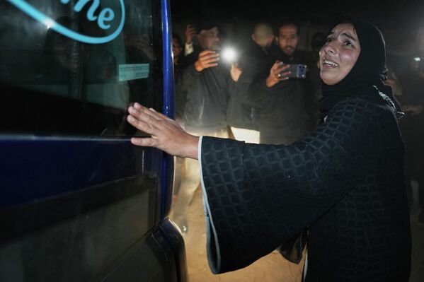 فلسطينية تنتظر بجانب حافلة تقل والدتها وشقيقتها لدى وصولهما إلى مستشفى ناصر، بعد السماح لهما بدخول غزة من مصر عقب إعادة فتح معبر رفح الحدودي. - سبوتنيك عربي