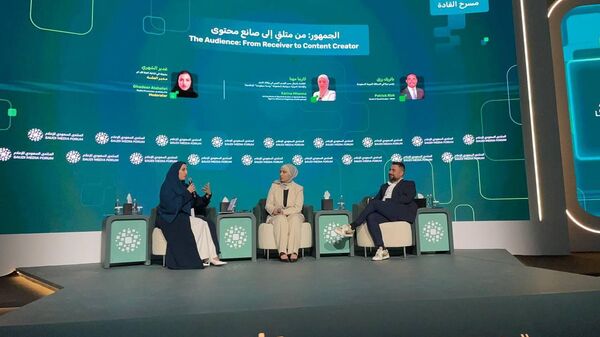 كارينا مهنا، القائم بأعمال مدير القسم العربي بوكالة وإذاعة سبوتنيك عربي خلال حديثها بجلسة الجمهور: من متلق إلى صانع محتوى، ضمن فعاليات المنتدى السعودي للإعلام في نسخته الخامسة - سبوتنيك عربي