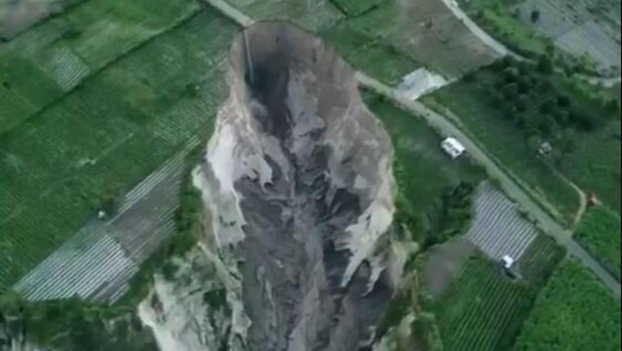 حفرة عملاقة تبتلع أراض زراعية في إندونيسيا وتحذيرات من اتساعها... فيديو