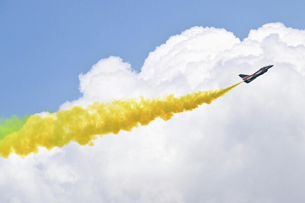 قدم فريق بايي للاستعراضات الجوية التابع لسلاح الجو بجيش التحرير الشعبي الصيني عرضا جويا خلال معرض سنغافورة الجوي في مركز شانغي للمعارض، في سنغافورة، في 3 فبراير.


 - سبوتنيك عربي