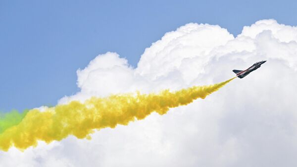 Пилотажная группа Байи Военно-воздушных сил Народно-освободительной армии Китая выступает во время показательных полетов на авиашоу в выставочном центре Чанги в Сингапуре - سبوتنيك عربي