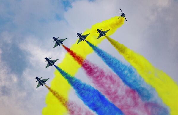 طائرات مقاتلة من طراز "جي 10" تابعة لفريق "بايي" للاستعراضات الجوية التابع للقوات الجوية لجيش التحرير الشعبي الصيني، تؤدي عرضا جويا خلال معرض سنغافورة الجوي الدولي العاشر في 3 فبراير 2026 في سنغافورة. - سبوتنيك عربي