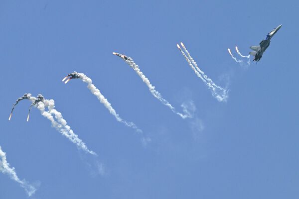 طائرة من طراز سو-30 إم كيه إم تابعة لسلاح الجو الملكي الماليزي تؤدي مناورة جوية خلال عرض جوي في معرض سنغافورة الجوي بمركز شانغي للمعارض. - سبوتنيك عربي