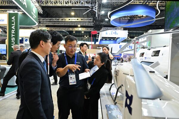 زوار يقومون بزيارة جناح شركة "يونايتد إيركرافت" خلال معرض سنغافورة الجوي المقام في مركز "تشانغي" للمعارض في سنغافورة، في 3 فبراير. - سبوتنيك عربي