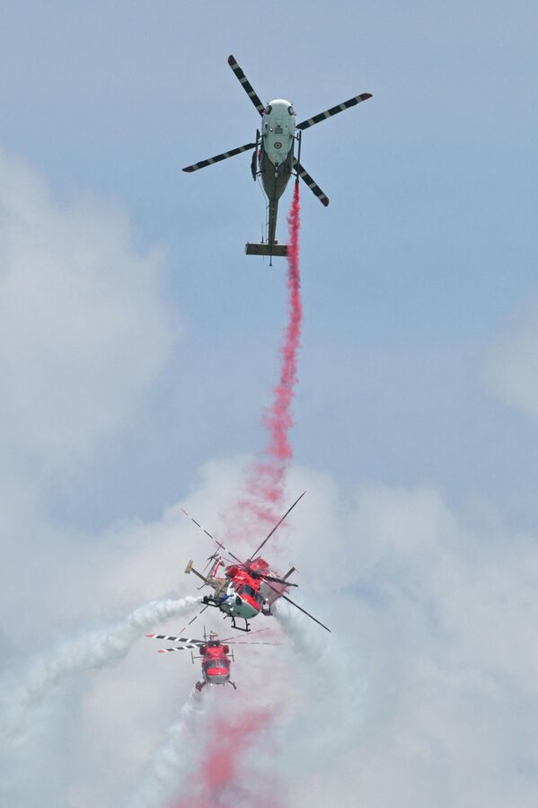 فريق سارانج للاستعراضات الجوية التابع للقوات الجوية الهندية يؤدي مناورة جوية خلال عرض جوي في معرض سنغافورة الجوي بمركز شانغي للمعارض، في سنغافورة في 3 فبراير. - سبوتنيك عربي
