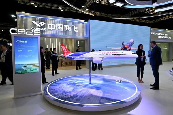 طائرة من طراز "كوماك سي 929" معروضة في معرض سنغافورة الجوي بمركز "شانغي" للمعارض، في سنغافورة، في 3 فبراير. - سبوتنيك عربي