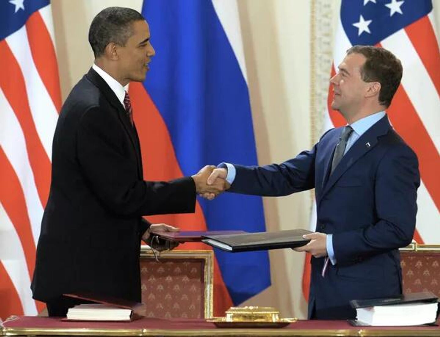 الرئيس الأمريكي آنذاك باراك أوباما، والرئيس الروسي السابق آنذاك دميتري مدفيديف بعد توقيع معاهدة ستارت الجديدة في قلعة براغ في 8 أبريل 2010. - سبوتنيك عربي