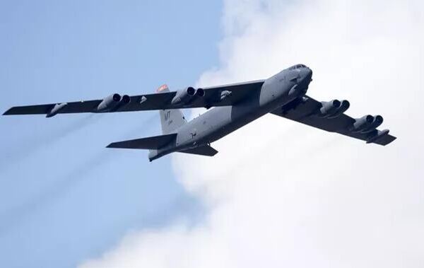 تحلق قاذفة قنابل من طراز بي 52 تابعة لسلاح الجو الأمريكي فوق ميدان التدريب في بابراد خلال مناورة عسكرية بعنوان الذئب الحديدي 2016. - سبوتنيك عربي