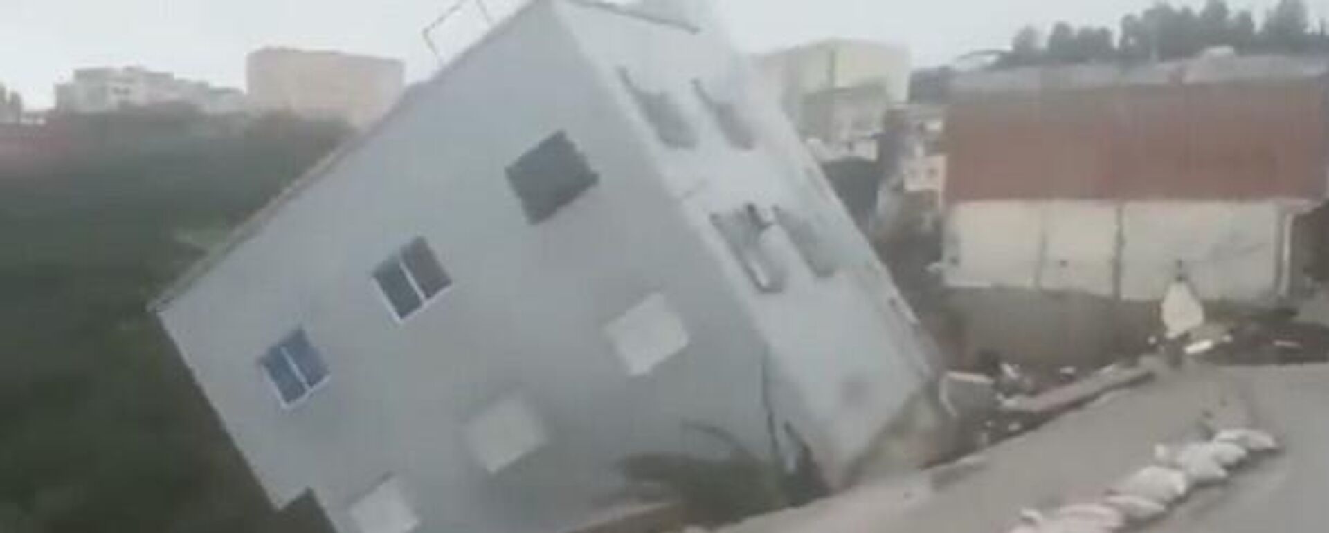 أمطار قوية تتسبب في إنهيار منزلا من 3 طوابق في المغرب - سبوتنيك عربي, 1920, 04.02.2026