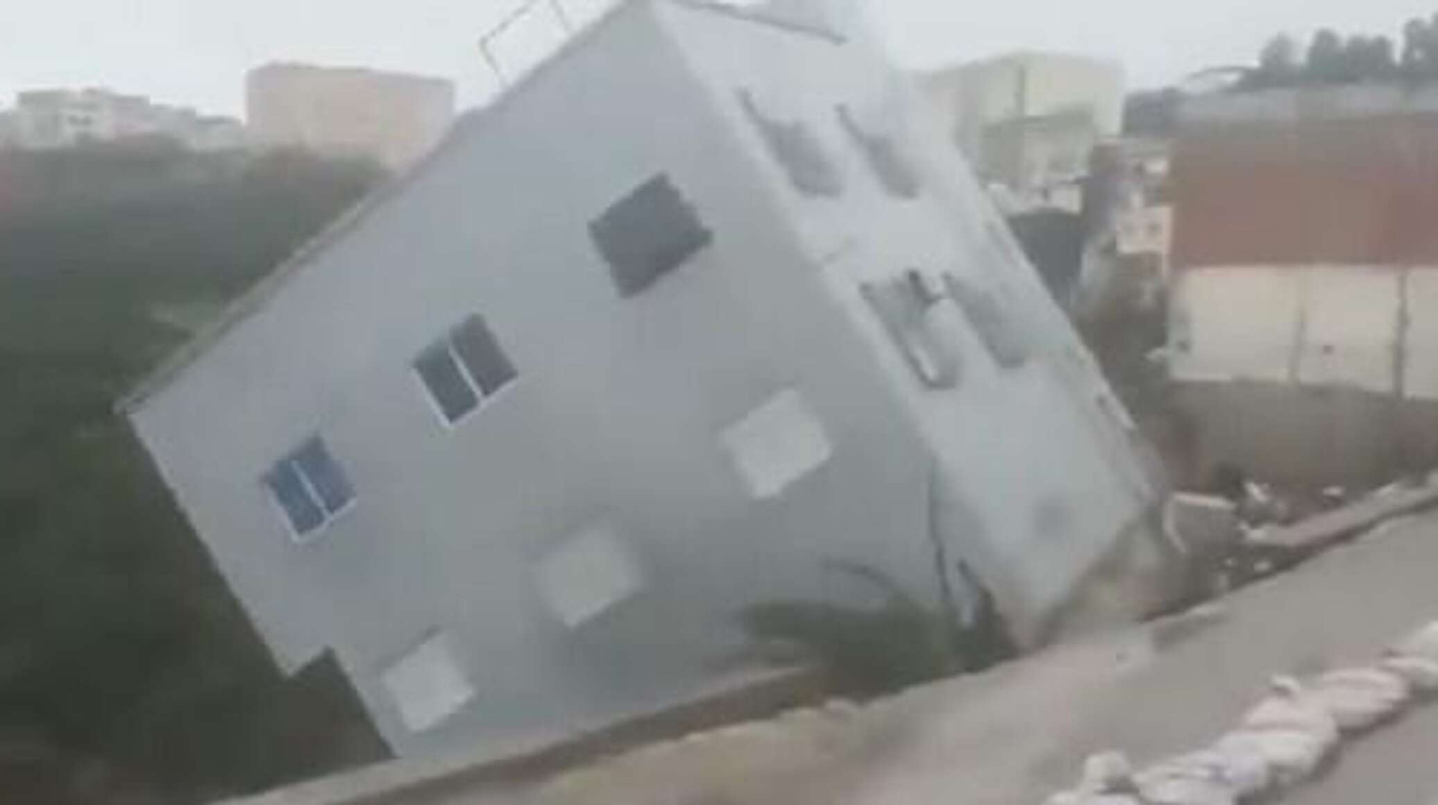 أمطار قوية تتسبب بانهيار منزل من 3 طوابق في المغرب... فيديو
