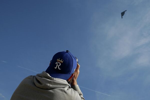 مصور يلتقط صورة لقاذفة الشبح "B-2 سبيريت" وهي تحلق في سماء وسط مدينة كانساس سيتي بولاية ميسوري، ضمن عرض جوي. - سبوتنيك عربي