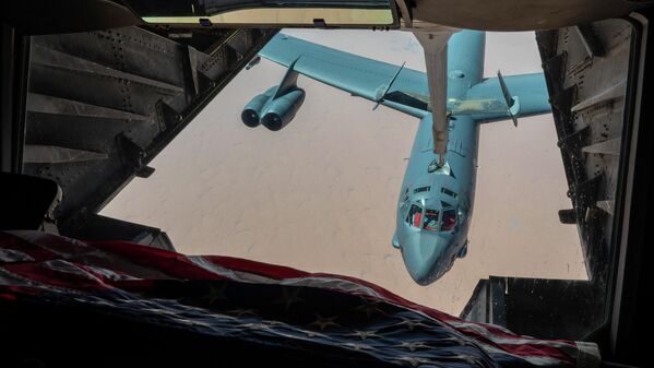  قاذفة من طراز B-52H "ستراتوفورتريس" تابعة للجناح الخامس للقاذفات في قاعدة مينوت الجوية بولاية داكوتا الشمالية، وهي تقترب من طائرة KC-10 إكستندر للتزود بالوقود فوق الشرق الأوسط. - سبوتنيك عربي