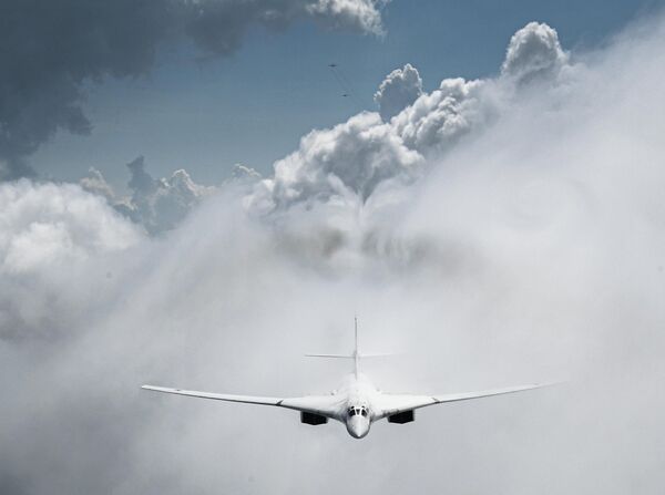 طائرة قاذفة صواريخ استراتيجية من طراز Tu-160 خلال بروفة عامة للعرض الجوي في موسكو لإحياء الذكرى الـ 75 للانتصار في الحرب الوطنية العظمى. - سبوتنيك عربي